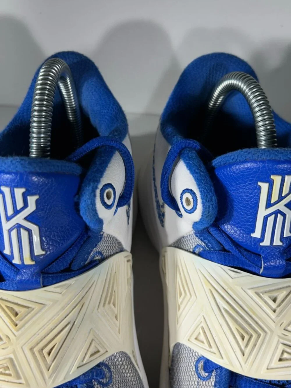 Nike Kyrie Flytrap III Boys Basketball Shoes Size 7.5 White Royal Blue Sneakers